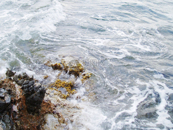 冲撞珊瑚礁的海水波浪雕刻发泡悬崖花岗岩潮汐嘶嘶力量火花海景风景图片