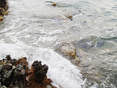 冲撞珊瑚礁的海水波浪力量海洋火花雕塑发泡悬崖波纹飞沫雕刻石头图片