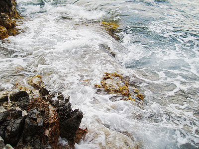 冲撞珊瑚礁的海水波浪波纹飞沫海景风景泡沫自由雕塑悬崖天堂发泡图片