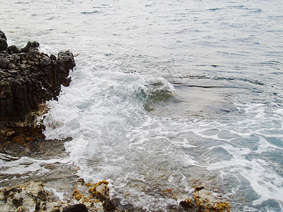 冲撞珊瑚礁的海水波浪泡沫石头波纹天堂发泡碰撞自由花岗岩火花雕塑图片