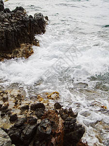 冲撞珊瑚礁的海水波浪力量嘶嘶雕刻发泡飞沫碰撞自由海洋泡沫风景图片