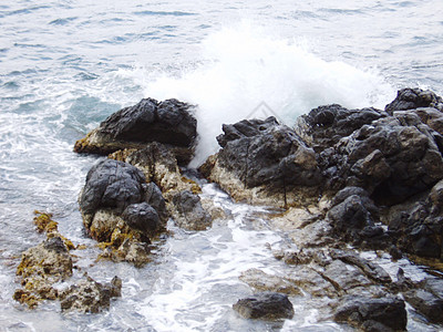 冲撞珊瑚礁的海水波浪自由花岗岩悬崖发泡火花波纹石头力量碰撞风景图片