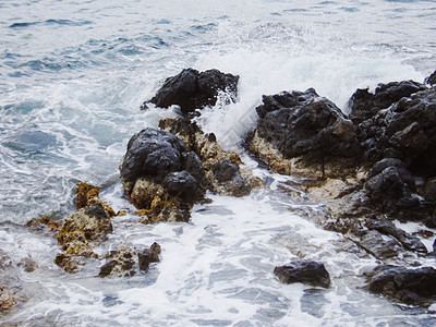 冲撞珊瑚礁的海水波浪泡沫火花自由石头天堂风景力量嘶嘶发泡悬崖图片