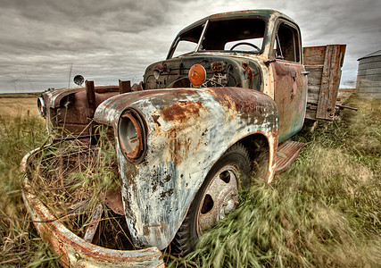 重型卡车汽车炙烤大灯农业垃圾褪色车辆乡村农场老歌图片