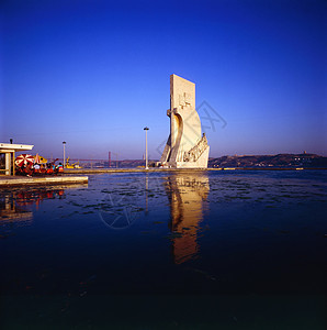 里斯本发现者遗迹的纪念碑旅行游客蓝色天空背景图片