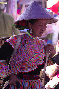 一位年轻的苗族妇女花朵的肖像图片