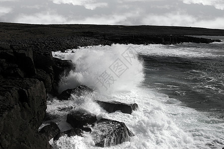 海岸线悬崖上坠落的巨型风暴波图片