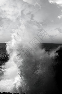巨浪撞在勃伦悬崖上图片