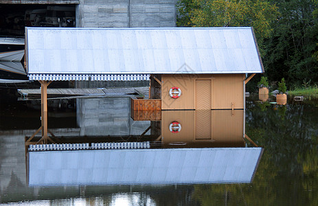 洪水流动反射短句小屋图片