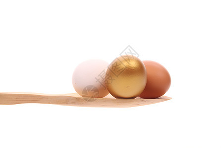 在白色背景上被孤立的木勺子上的鸡蛋蛋壳炊具杂货食物厨具工作室健康木头奉献美食图片