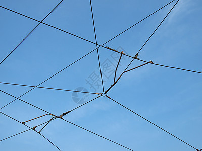 铁丝网民众过境蓝色天空电缆力量运输电线背景图片