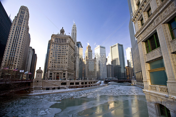 芝加哥市郊市中心晚间摄影师Wrigley广场摩天大楼旅游反射商业建筑学景观地标天际城市办公室图片