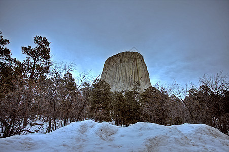 怀俄明州魔鬼塔火山花岗岩森林岩石风景地标爬坡地质学蓝色国家图片