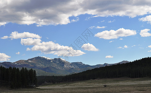黑色山丘背景背景山脉爬坡丘陵蓝色树木天空图片