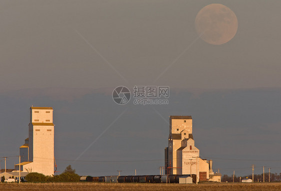 粮谷电梯和满月建筑天空筒仓农场企业贮存场地收成植物乡村图片