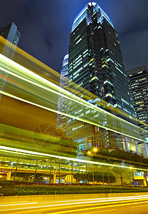 晚上在香港银行商业城市灯泡高峰高楼摩天大楼汽车黑暗经济图片