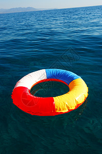 游泳环人员晴天生存巡航蓝色阳光玩具浮标漂浮稻草图片
