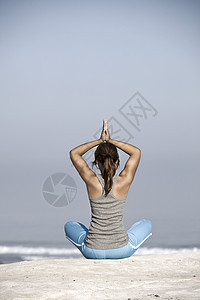 瑜伽女孩活力冥想海洋训练岩石平衡女性运动黑发成人图片