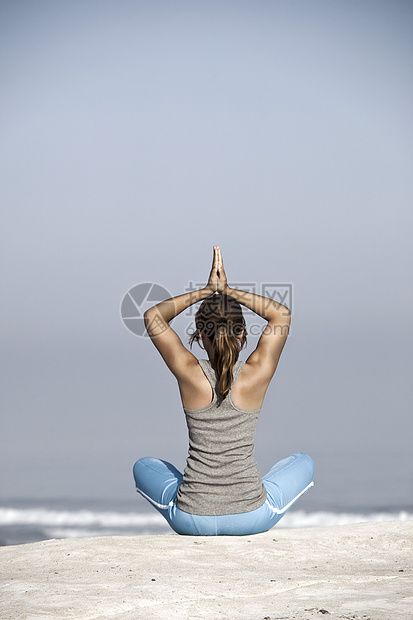 瑜伽女孩活力冥想海洋训练岩石平衡女性运动黑发成人图片