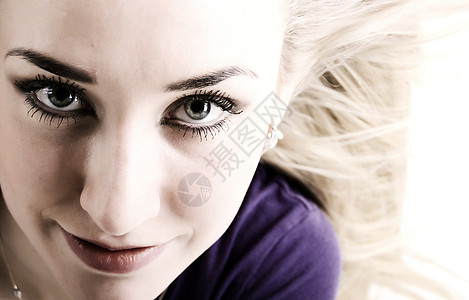 年轻女孩的肖像女性白色青年冒充金发女郎工作室化妆品眼睛魅力妖妇图片