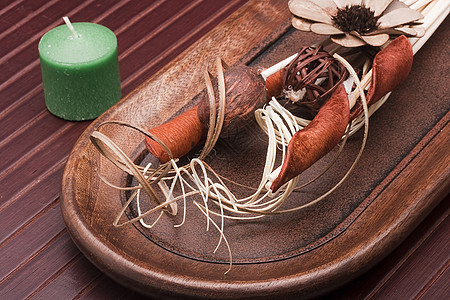 Aroma治疗 SPA沙龙棕色绿色药品康复棍棒疗法红色芳香香味木头背景图片