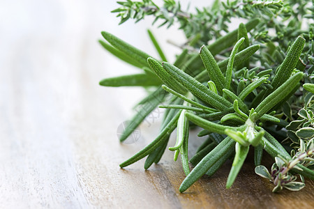 百香和迷迭香     新鲜的园圃药草厨房草本植物烹饪草本团体白色植物收藏药品枝条图片