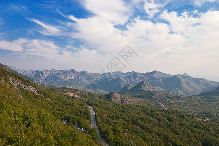 夏季山地景观天空沥青孤独活力寂寞车道旅行曲线爬坡木头图片