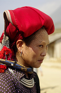 红道族妇女红色头饰裙子传统民俗戏服种族红道民族乡村背景图片