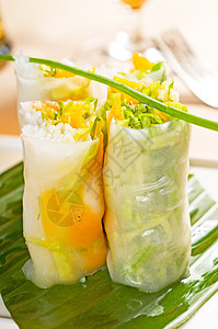 vietnames 风格夏季卷食物盘子黄瓜草本植物海鲜辣椒香菜洋葱蔬菜叶子图片