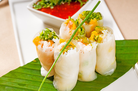 vietnames 风格夏季卷沙拉草本植物叶子黄瓜香菜盘子辣椒小吃海鲜饮食图片