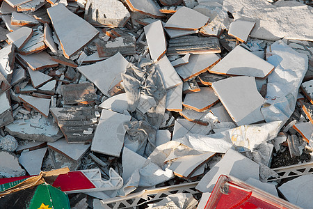 垃圾回收桶拆除灰尘材料废墟瓷砖地震损害灰色金属垃圾场图片