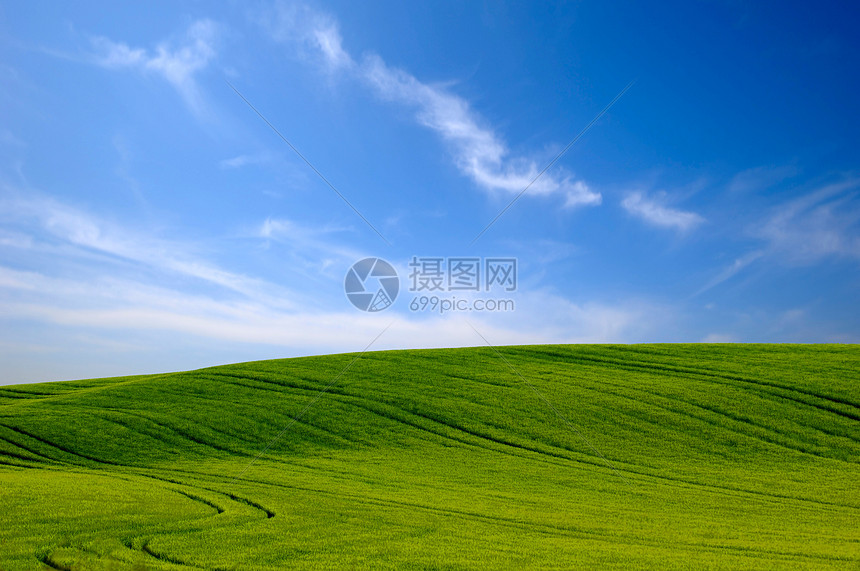 绿山和蓝天空晴天收成曲线爬坡农田天空农村风景季节环境图片