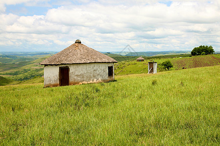 在南非的住房问题圆形白色绿色房间草地乡村场地建筑农村建筑学图片