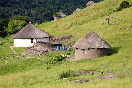在南非的住房问题住宅圆形农村乡村建筑学白色建筑绿色草地财产图片