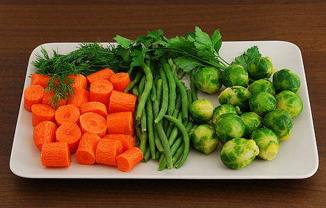 长方形灰瓷瓷盘上多种多色混合蔬菜图片