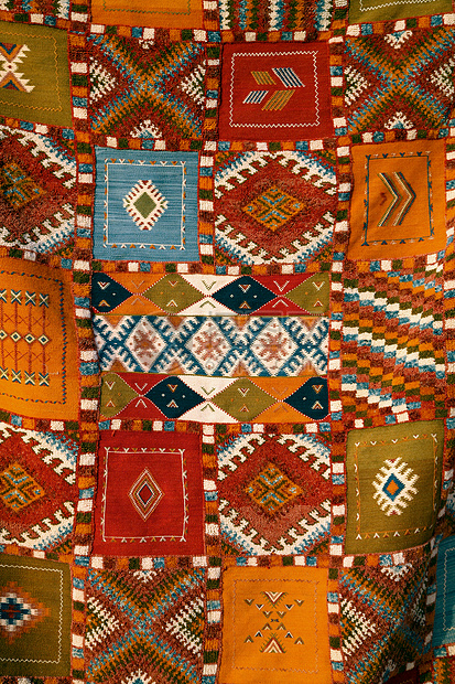 色彩多彩的制造场所街头市场水平奢华小地毯露天零售羊毛纪念品材料图片