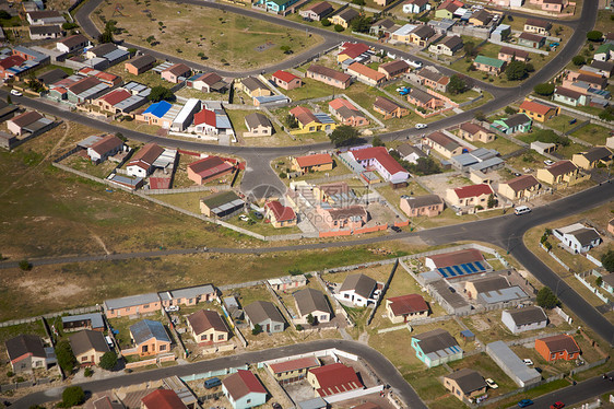 来自开普敦的空中视图贫困民众村庄城市社区绿色天空蓝色房屋房子图片