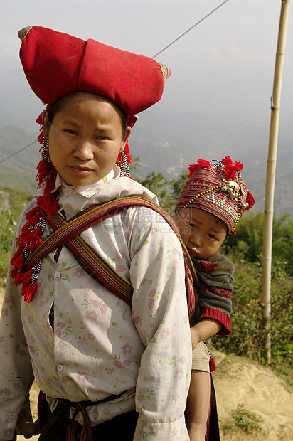 红色Hmong Sapa族妇女和婴儿部落山地衣服少数民族头饰裙子乡村民间种族文化图片