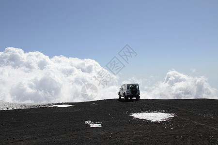 在埃特纳山火山上的越野车辆图片