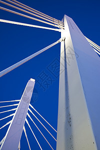 蓝色天空下的白桥天空旅行天际城市建筑学白色图片