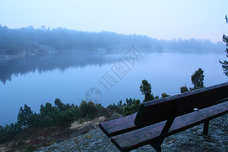 湖在清晨红色薄雾公共场所蓝色休闲背景图片