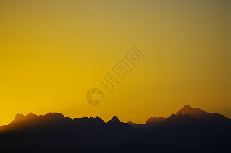 荒漠红色日落太阳山脉黄色沙漠蓝色黑色天空图片