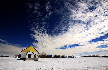 冬季萨斯喀彻温省废弃的老旧家园农家历史性栅栏牧场场地小玩意儿冒险建筑干草蓝色图片