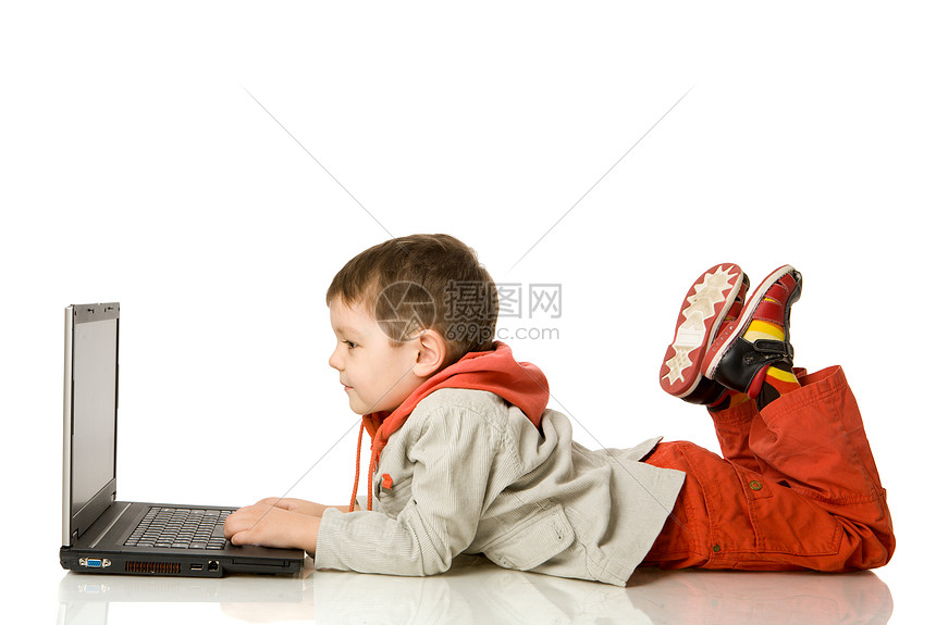 男孩打字闲暇互联网小学生电脑快乐微笑幸福家庭作业写作学习图片