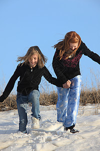 2 年青女孩在加拿大雪中玩耍背景图片