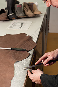 皮革制造鞋类工业精神男性蓝领技术作坊工人生产工艺图片