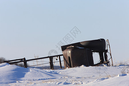 在加拿大冬季的弃置卡车图片
