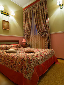 旅馆房间内部酒店汽车地面地毯窗帘家具枕头图片