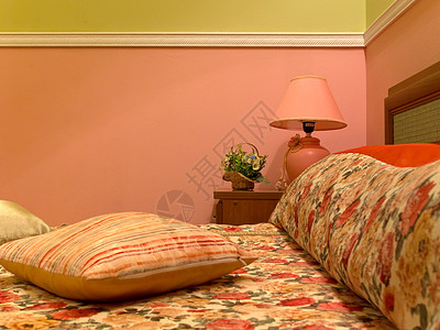 卧室内部酒店旅馆汽车地毯地面窗帘家具枕头房间图片