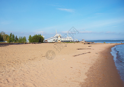 湖边的桑迪海滩冲浪场景海景地平线天空城市海洋美丽水景风景图片